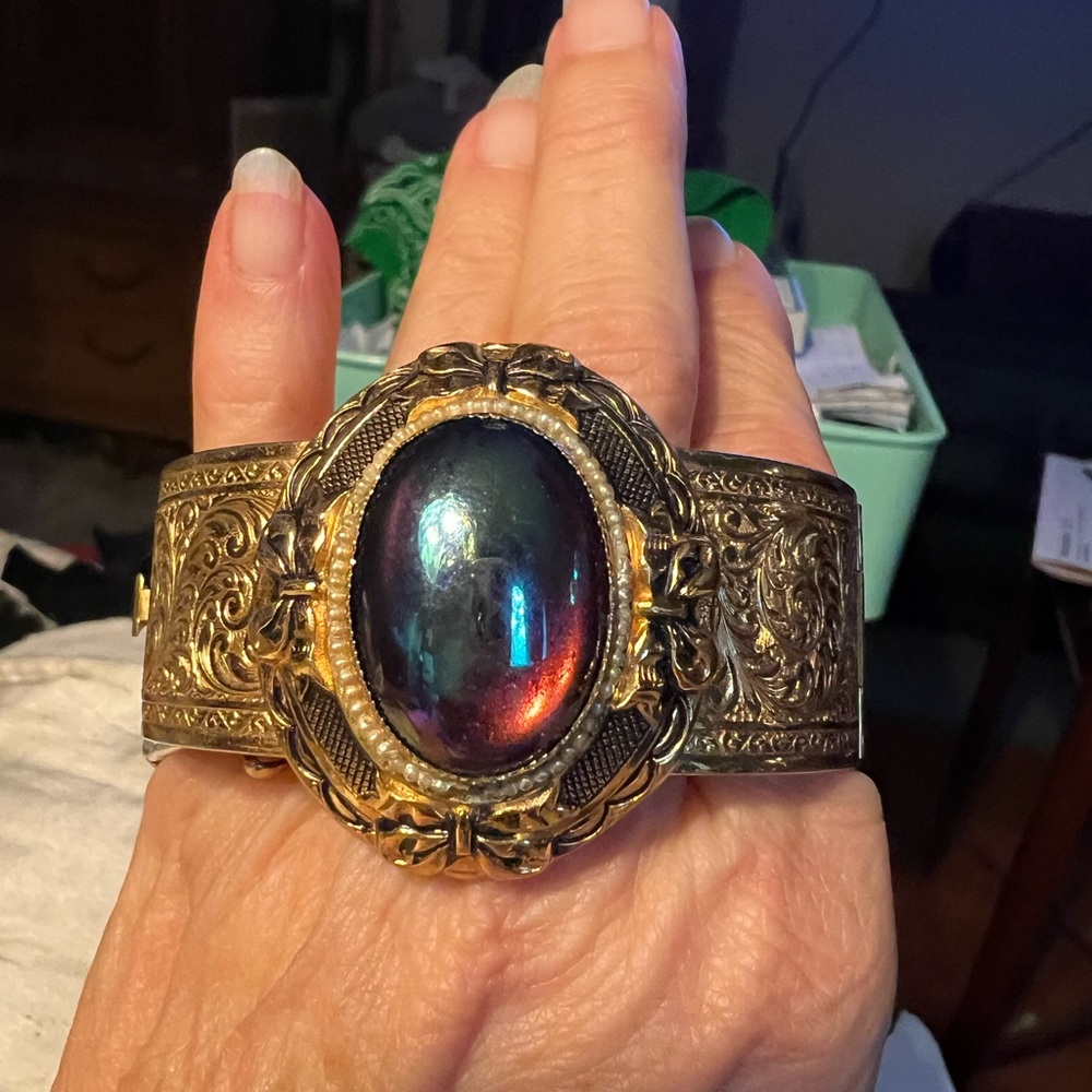 💕 Vintage Judy Lee “Dragons Eye” Victorian Revival Bracelet Iridescent Stone